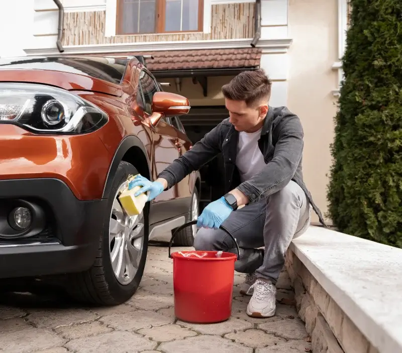 Lavage auto à domicile Amazy : professionnel intervenant sur un véhicule